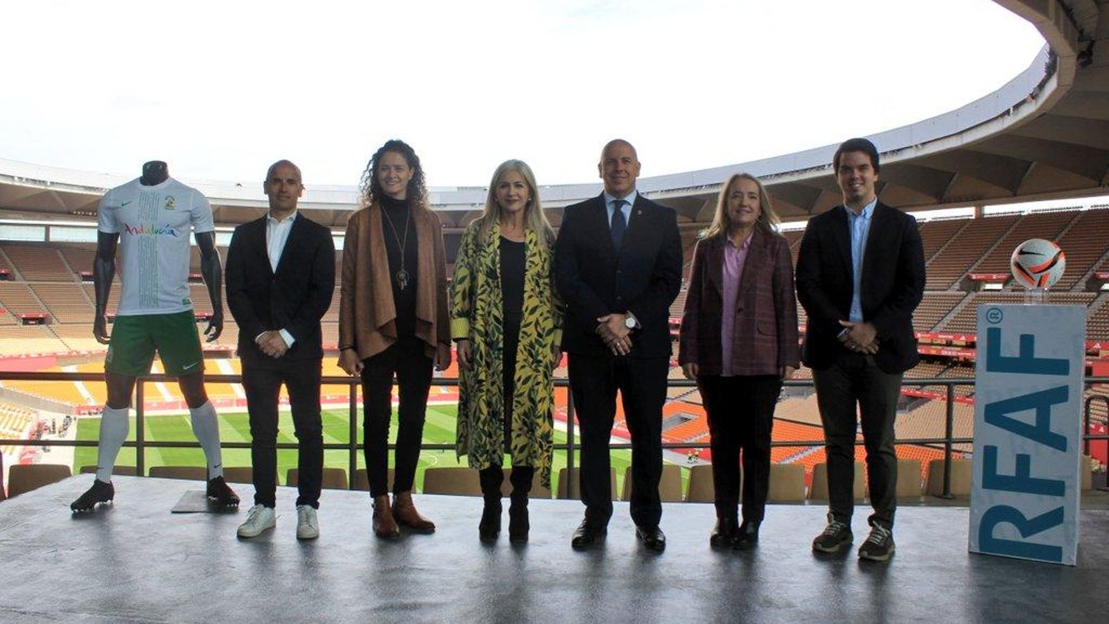 Pedro Curtido junto a Patricia del Pozo y demás autoridades en el acto de presentación en La Cartuja