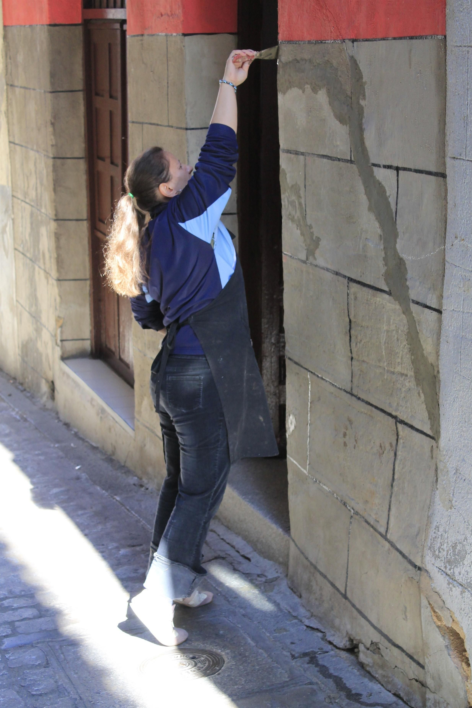 Una persona de origen extranjero trabaja en Toledo.
