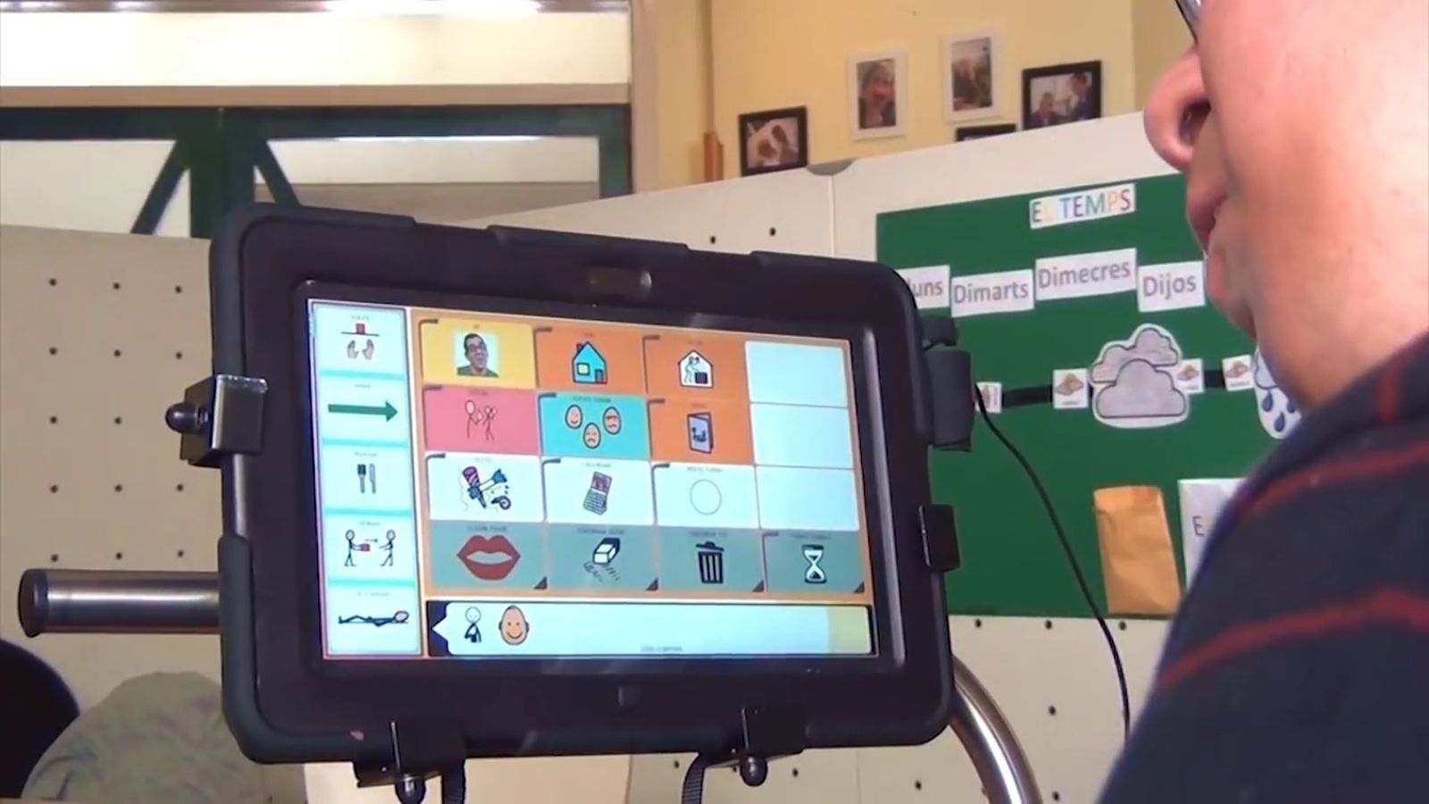 Un usuario ante la interfaz de Jocomunico.