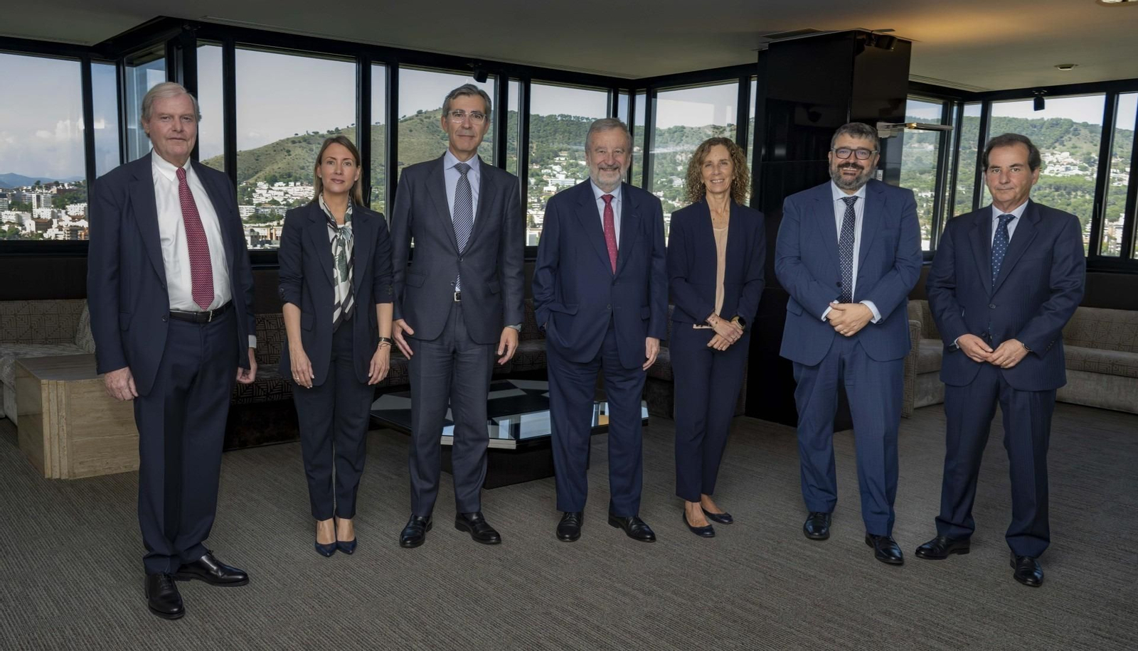 Pilar Cosentino y Emilia Jordi junto al resto de patronos y el presidente de Caixabank Dualiza.