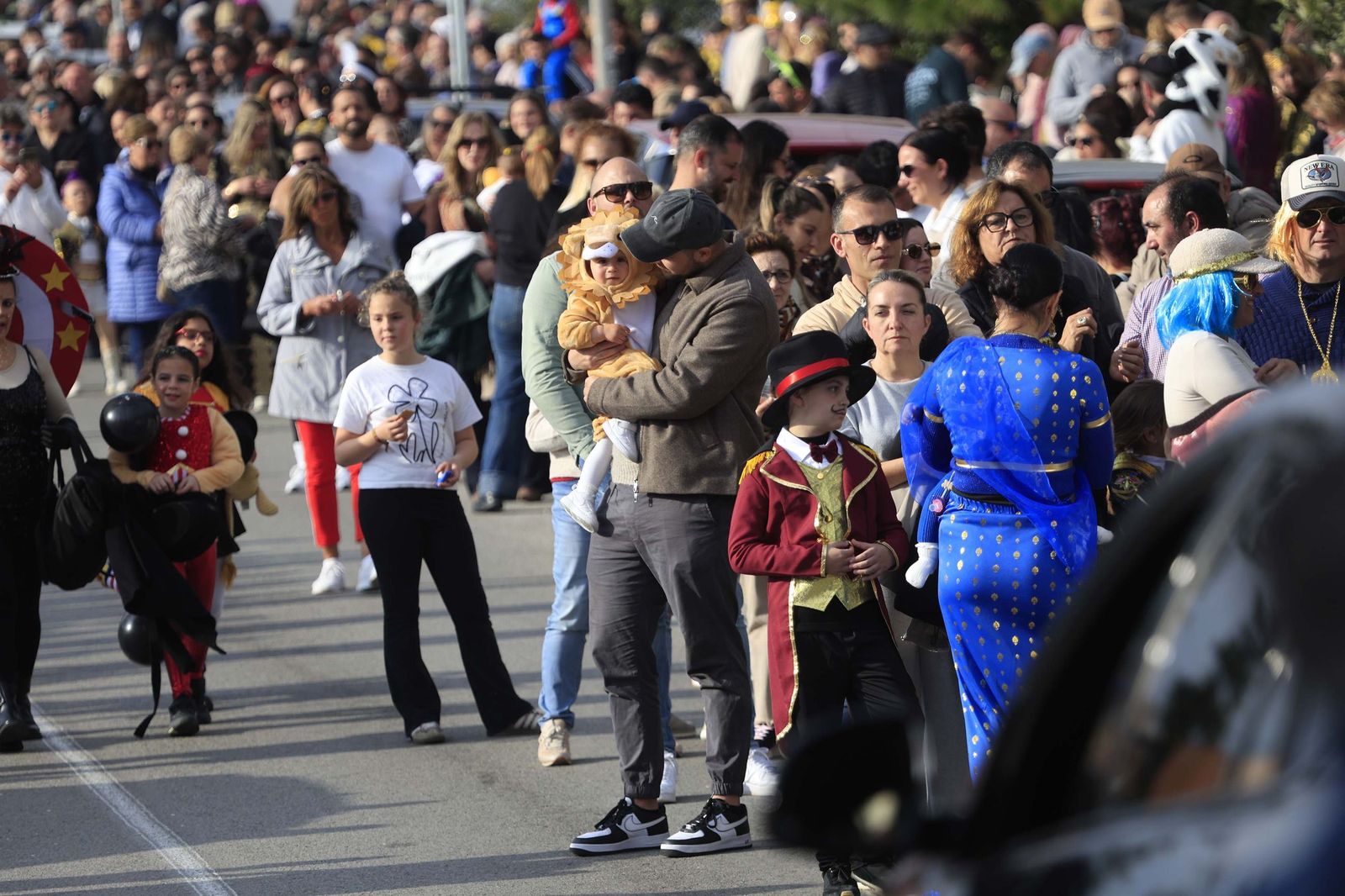 Búscate en las fotos del pasacalles del Carnaval de Tarifa 2026