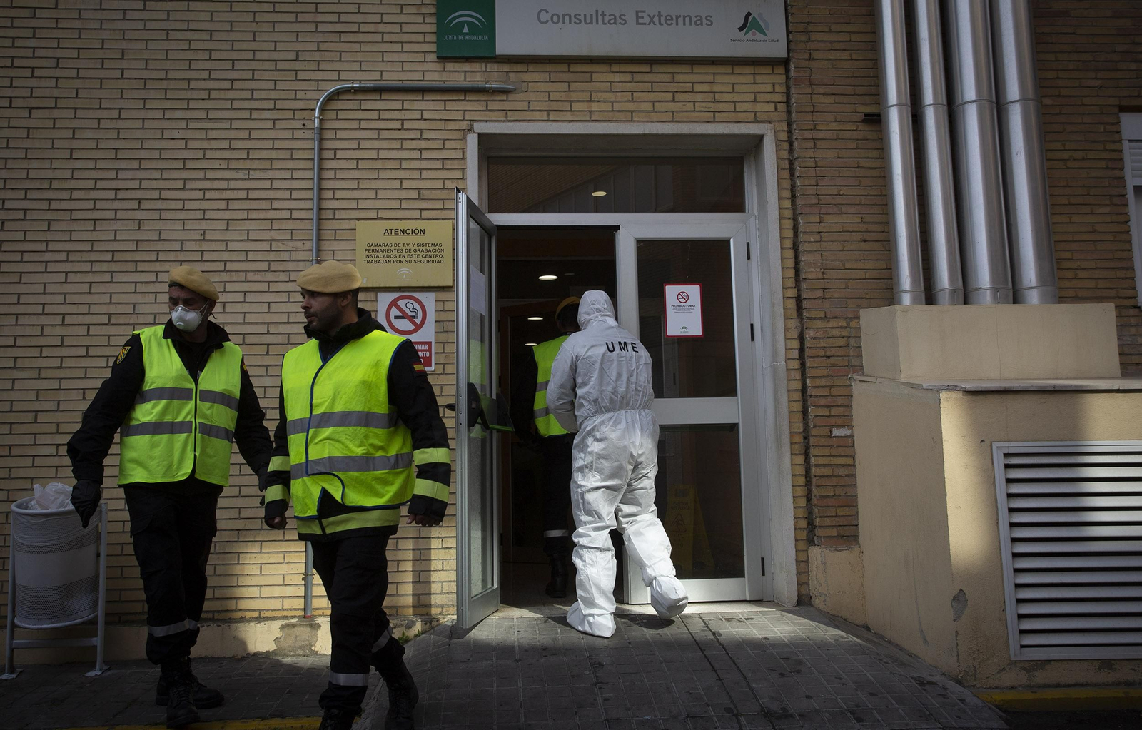 Coronavirus: Las imágenes del segundo día laboral de cuarentena en Sevilla