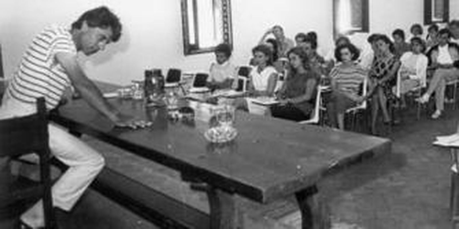 En el entierro de Juan Ramón, es el tercero portando el féretro.