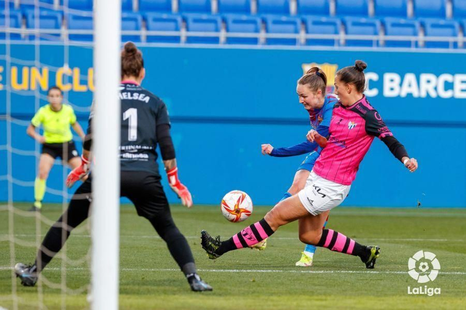 La azulgrana Martens dispara a puerta durante un lance del encuentro.