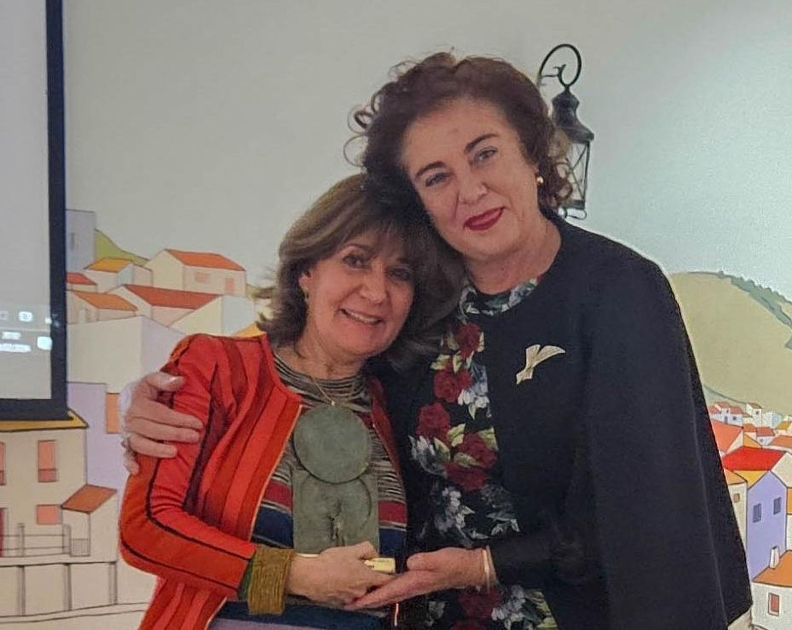 Astrid Vargas al recibir el reconocimiento.