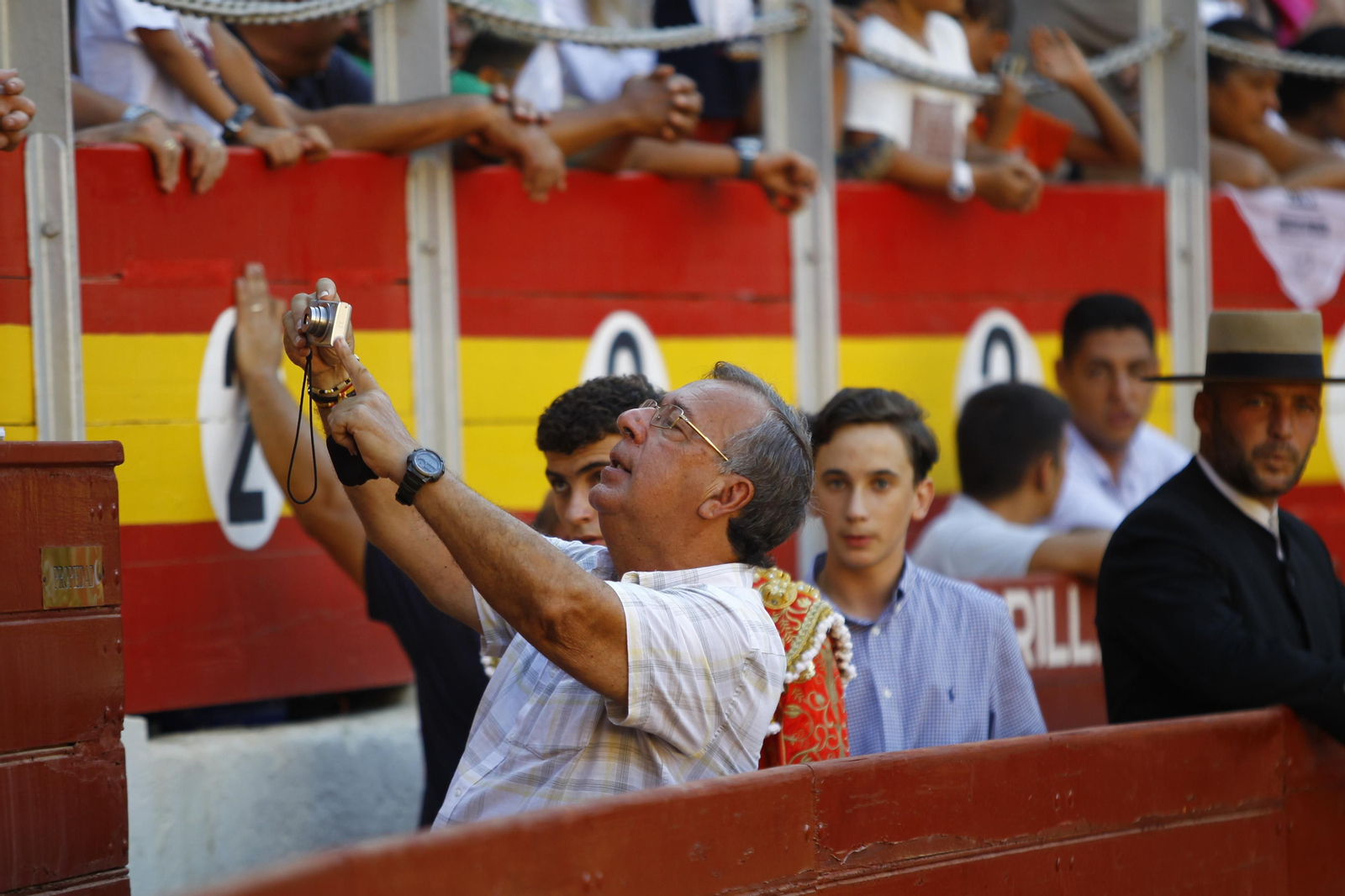 Imágenes del ambiente en la novillada organizada por la Escuela Taurina de Almería