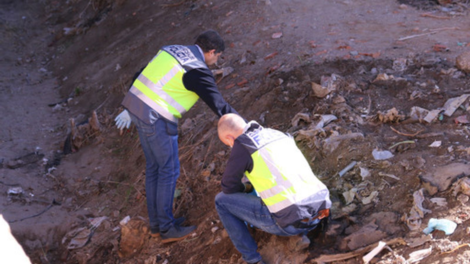 Agentes de la Policía Judicial y de la Policía Científica de la Comisaría de Almería durante la inspección de las vías del tren y del terreno colindante