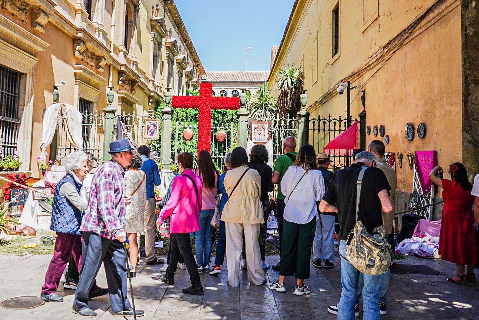 Segundo día de cruces en Granada, en fotos