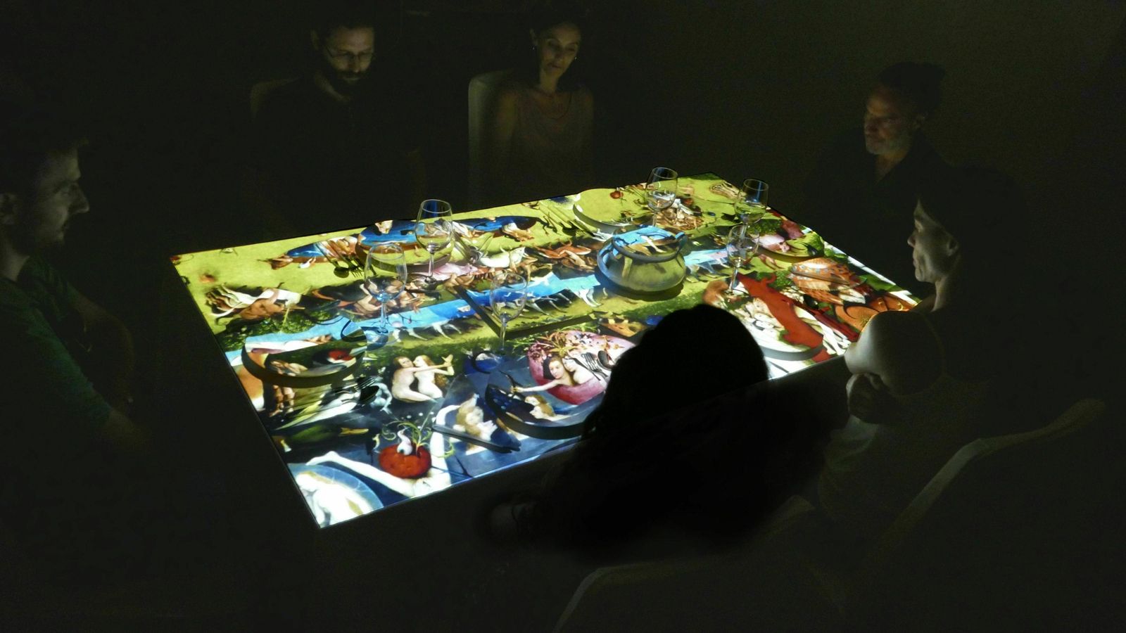 Los elementos sonoros, los olores y la proyección sobre la propia mesa han sido realizados por La Imperdible.