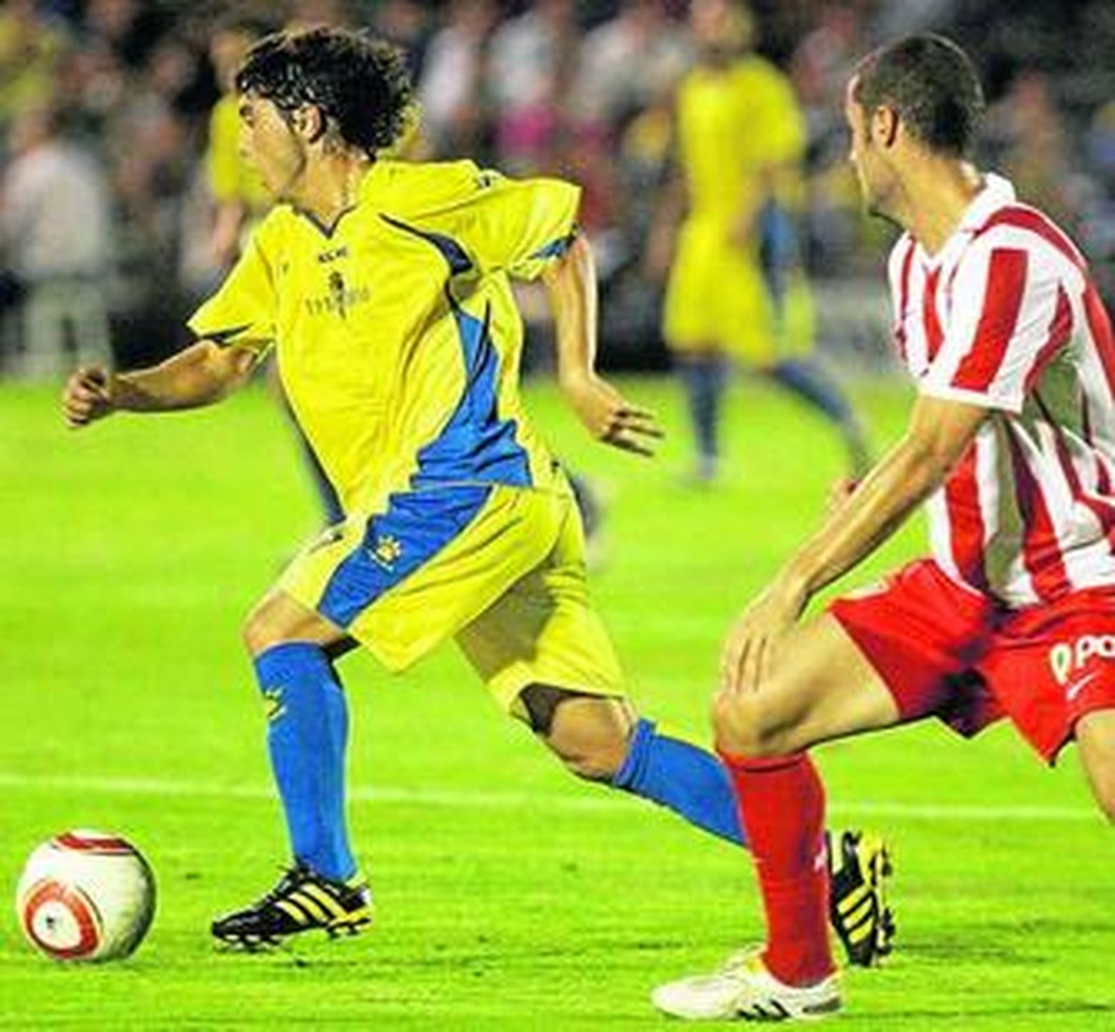Dieguito conduce el balón perseguido por un jugador del Atlético en el Trofeo Carranza del año pasado.