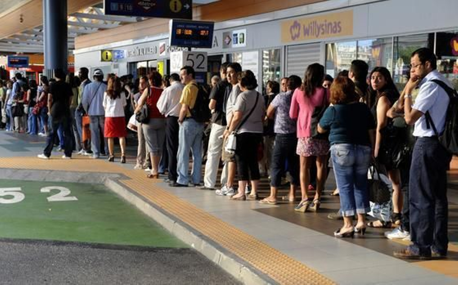 El paro de los empleados del Metro, que no cuenta con servicios mínimos, provoca desde el lunes el caos circulatorio en la capital.   Foto: Agencias