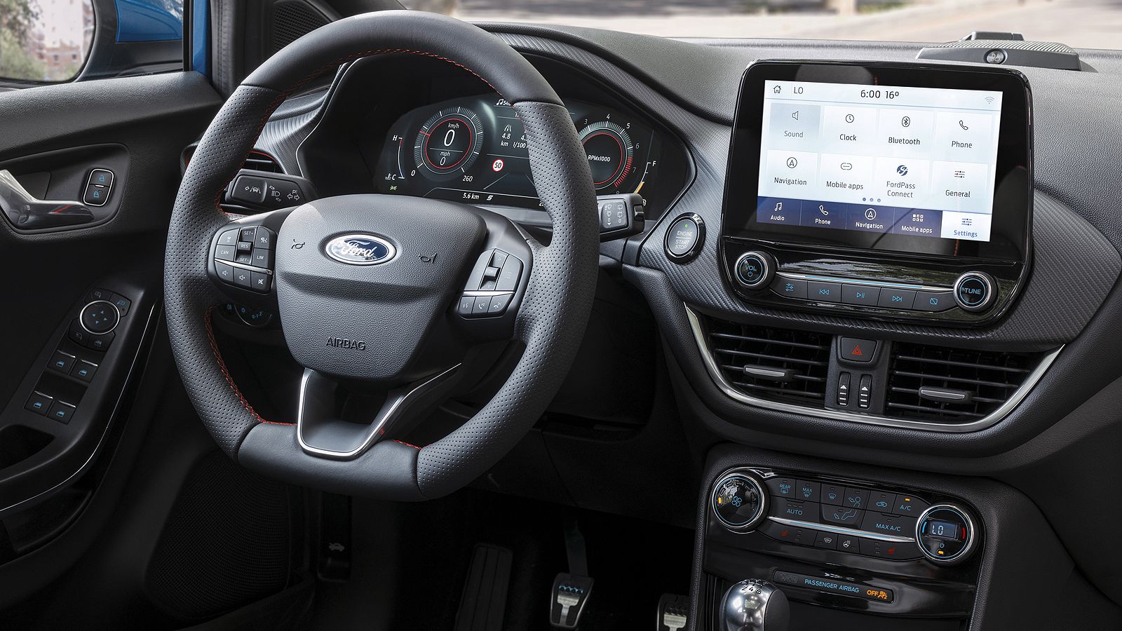 Destaca la gran pantalla de la consola central y el cuadro de instrumentos digital.