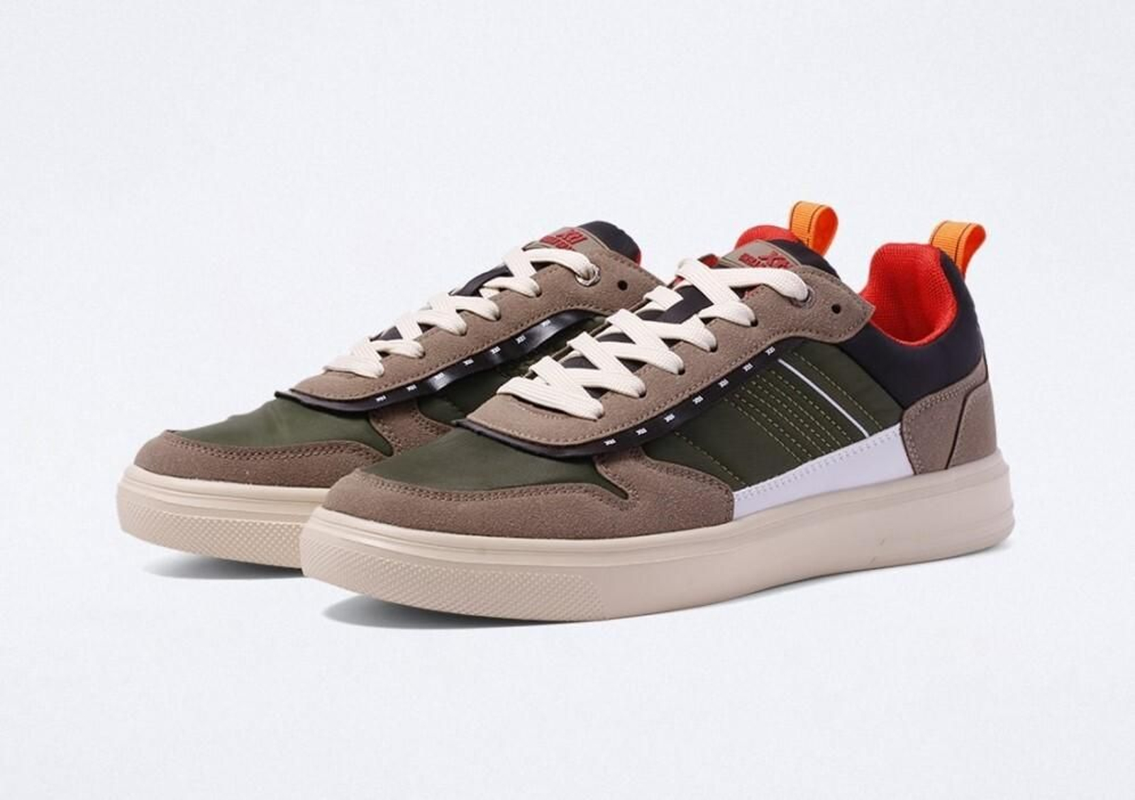 Cómo comprar zapatillas de hombre online y no morir en el intento