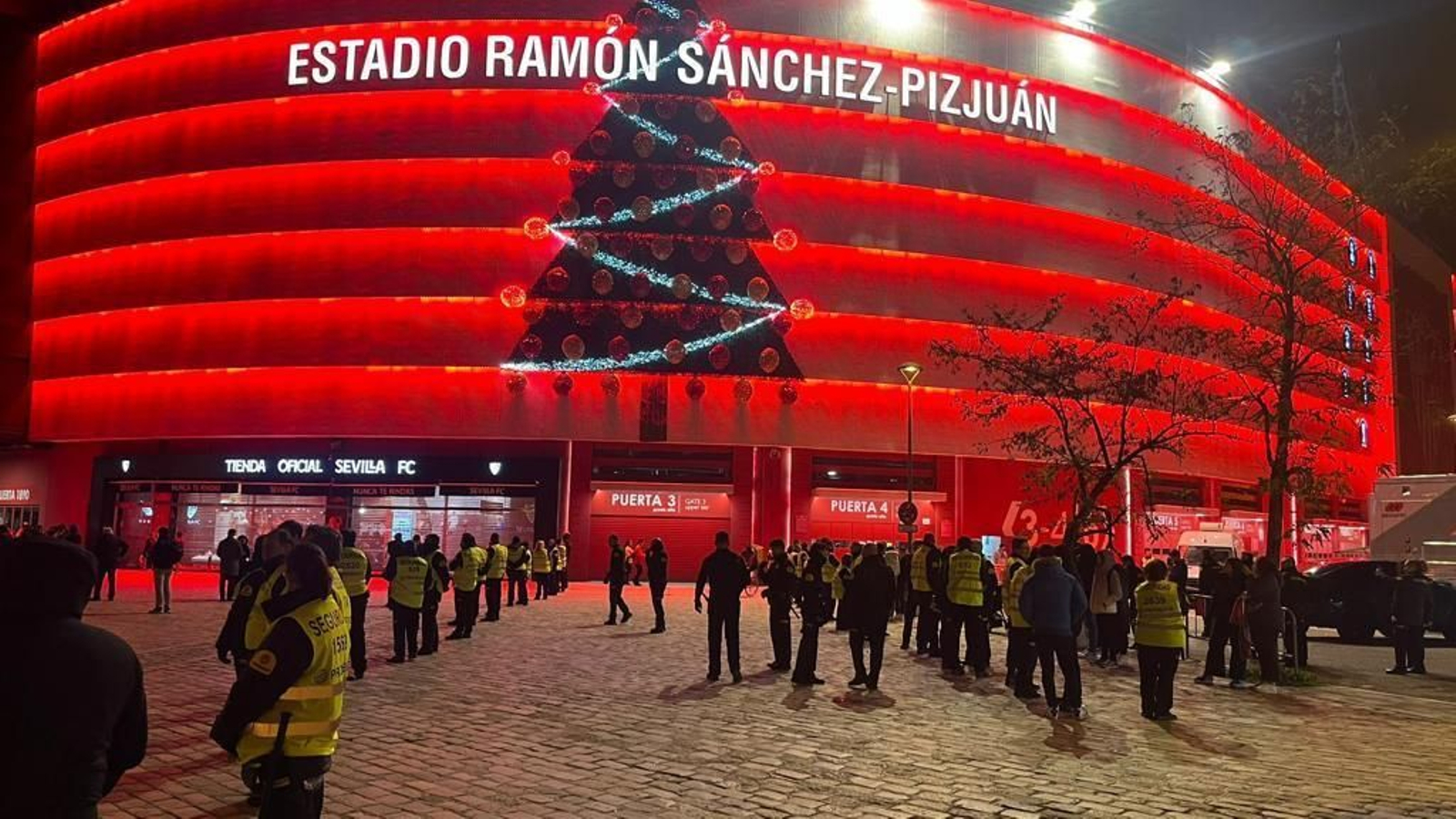 Un cordón de agentes de vigilancia privada espera la salida del consejo de dirección.