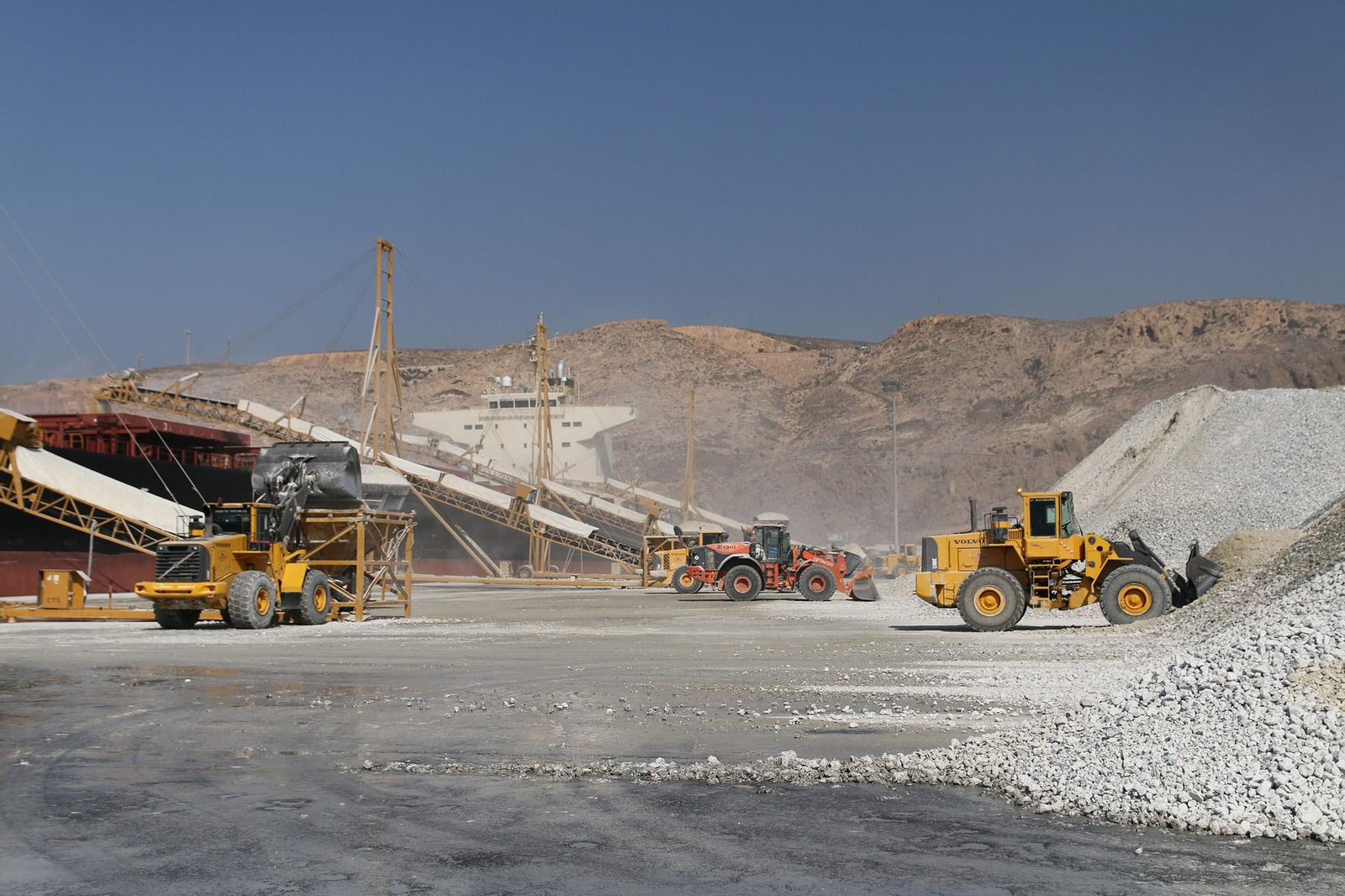 Así se carga en grandes barcos el yeso de Almería para exportarlo al extranjero