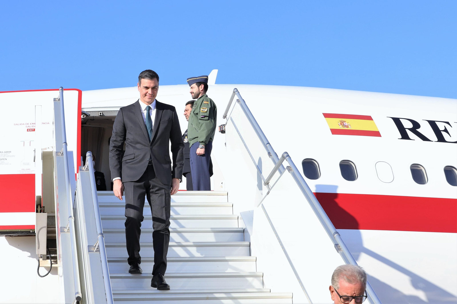 Imagen de archivo de Pedro Sánchez bajando del Falcon presidencial.