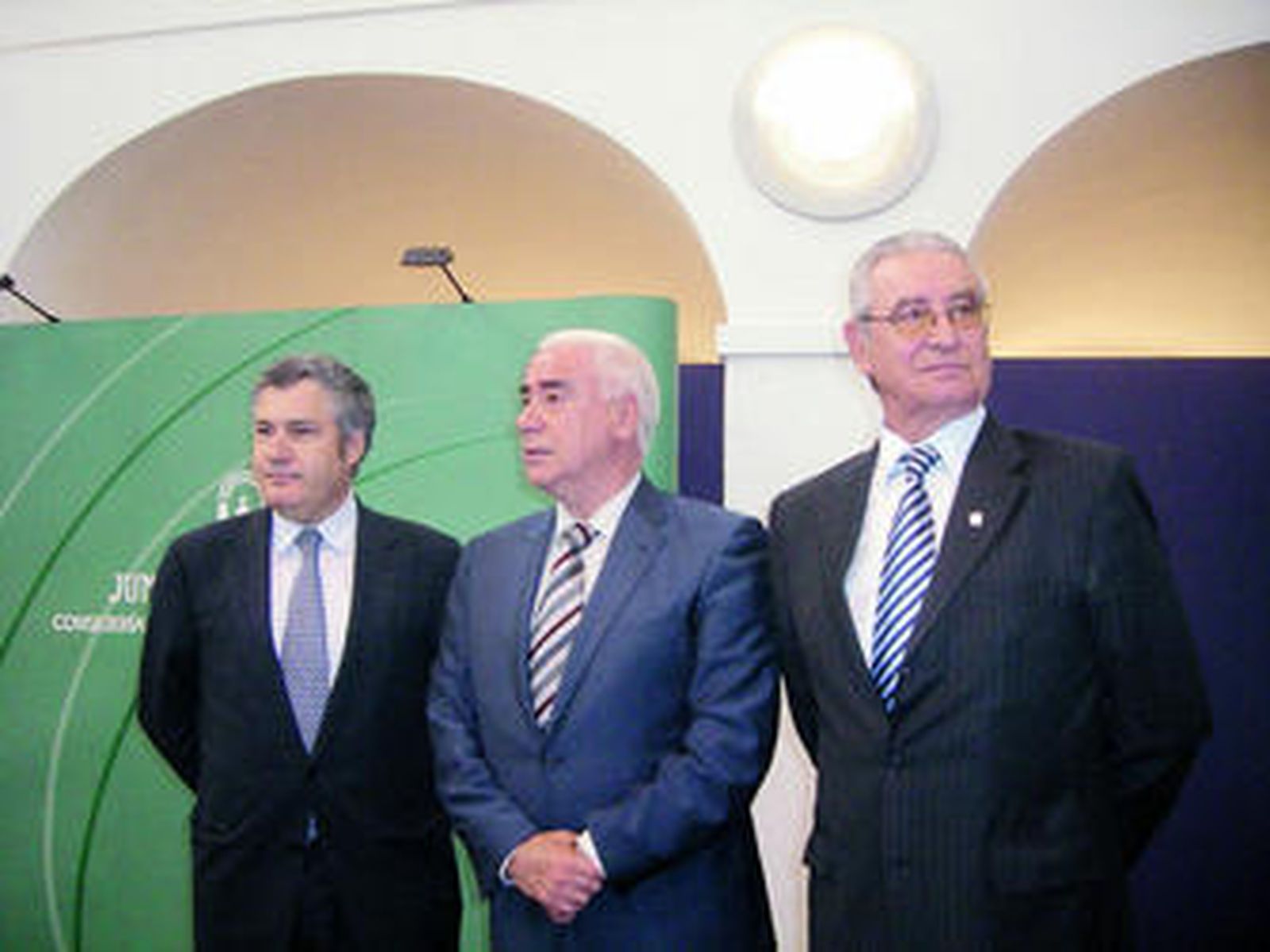 José Luis Santos, Luciano Alonso y Luis de la Maza, en la rueda de prensa de ayer.