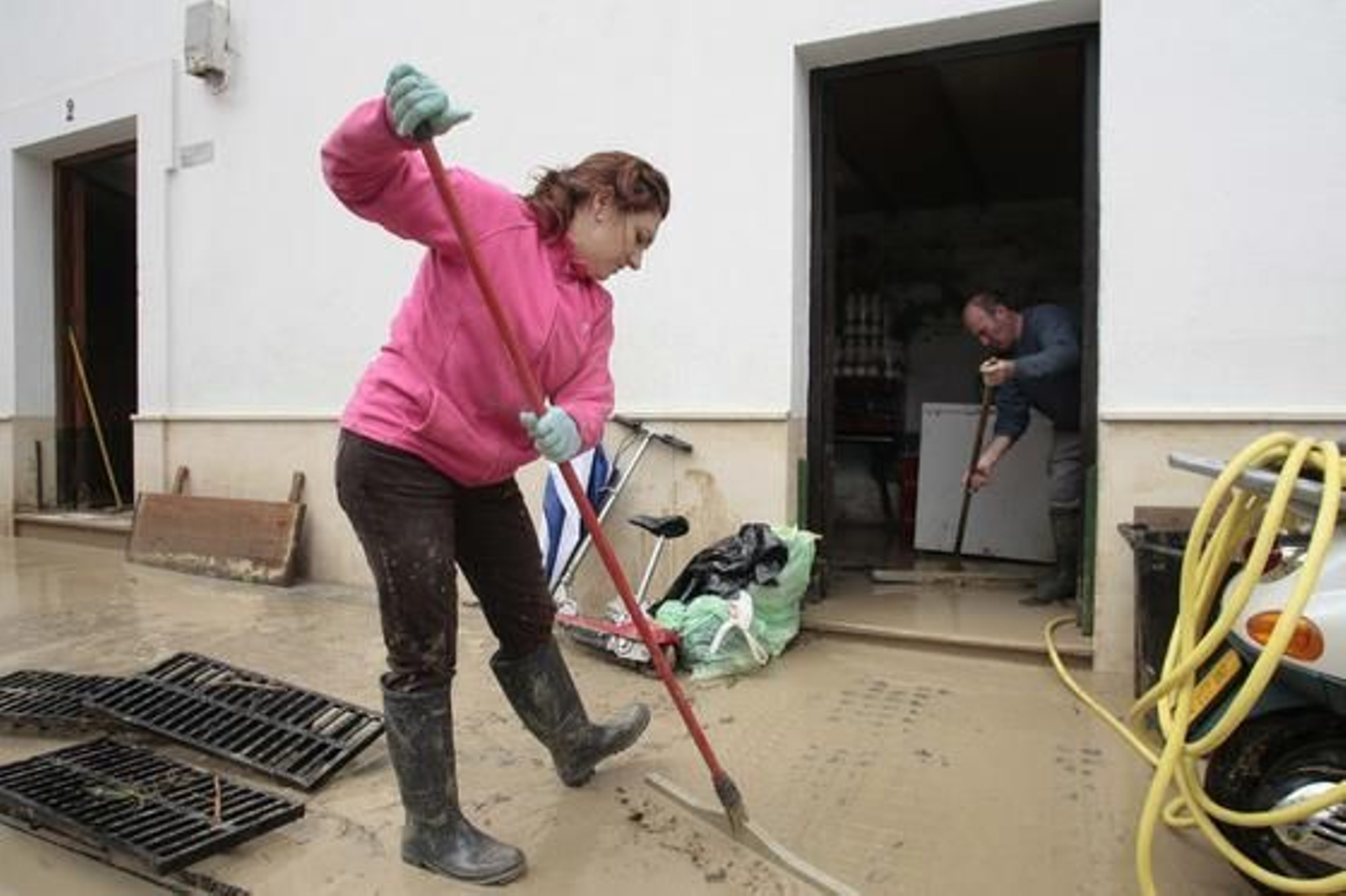 Tareas de limpieza de lodo en Écija.

Foto: Juan Carlos Muñoz
