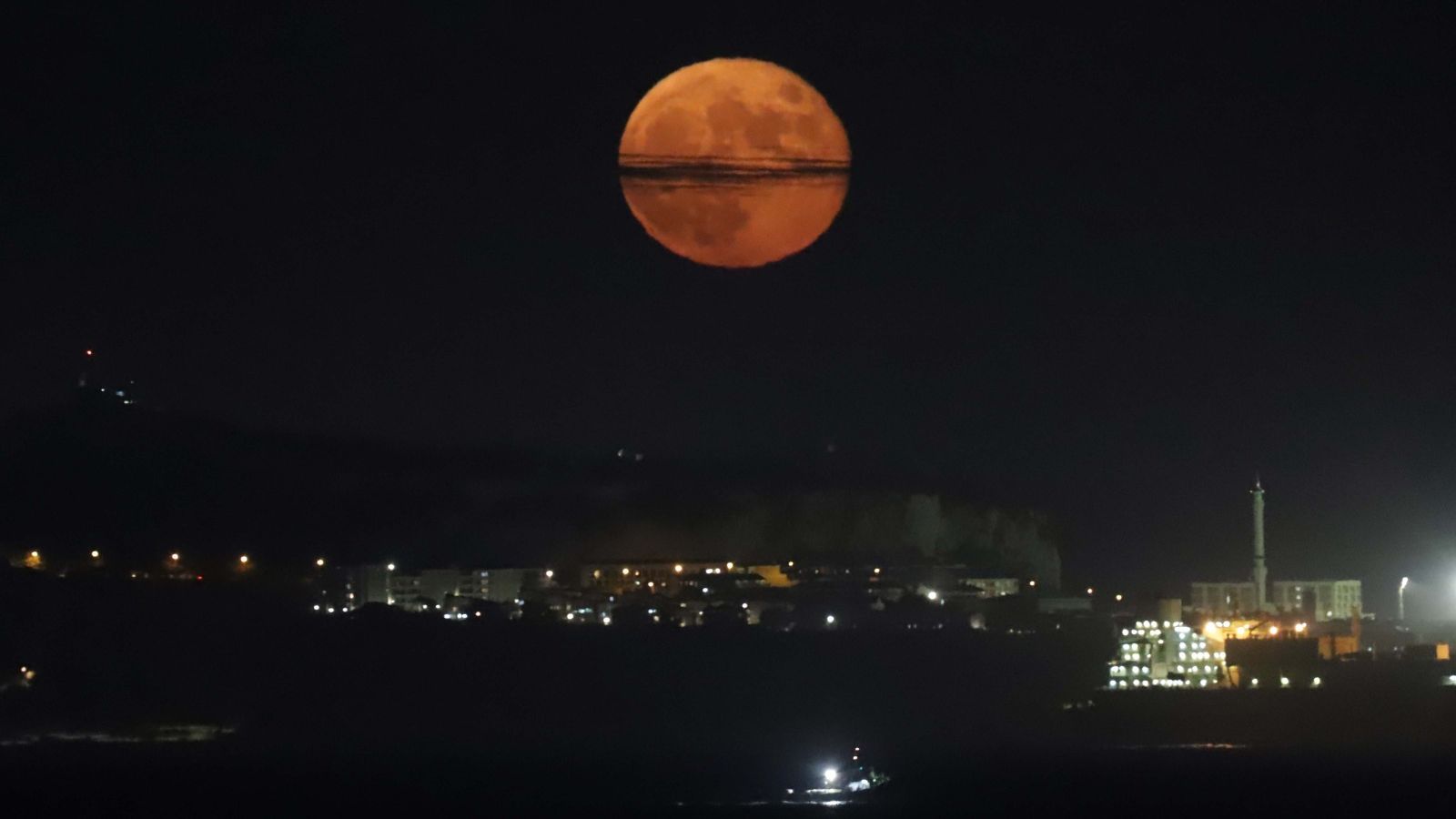 La 'Luna del cazador' ilumina el Campo de Gibraltar