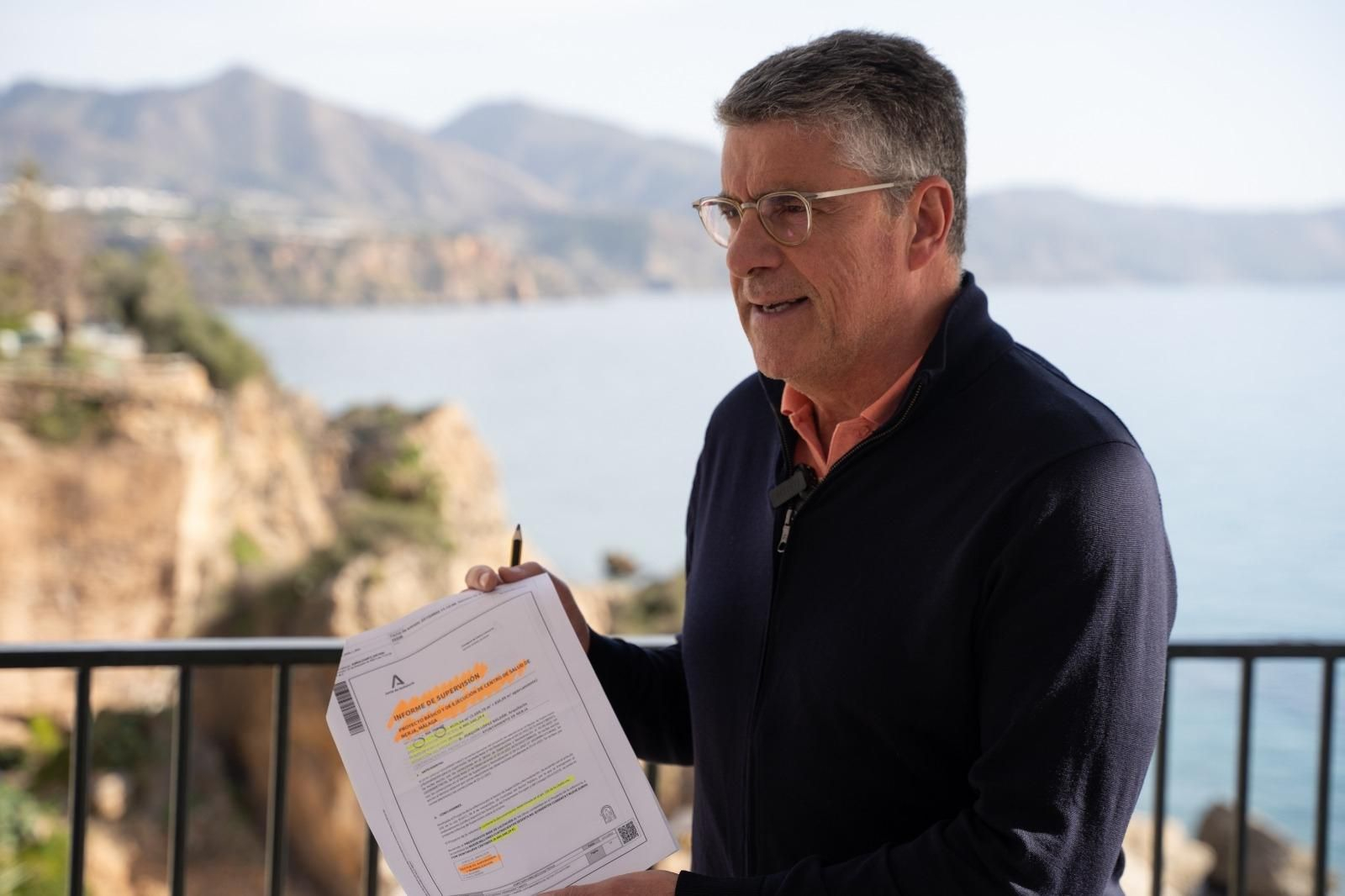 El alcalde de Nerja muestra el documento de aprobación de la Junta.