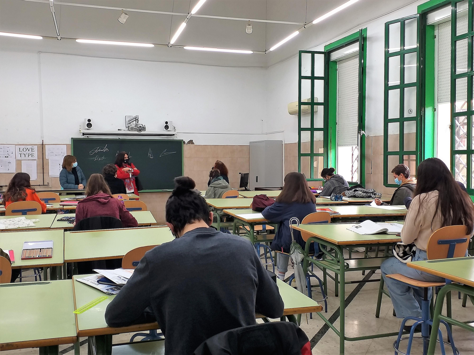 La delegada durante su visita a la Escuela de Arte León Ortega