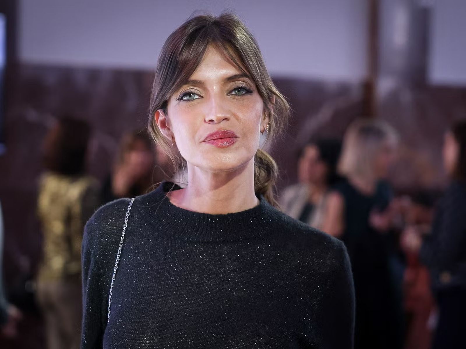 Sara Carbonero sigue ingresada en la planta del hospital de Lanzarote tras ser intervenida de urgencia por un fuerte dolor abdominal.