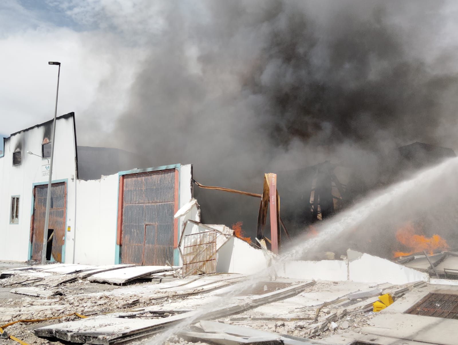 Nave industrial arrasada por un fuego en Lucena.