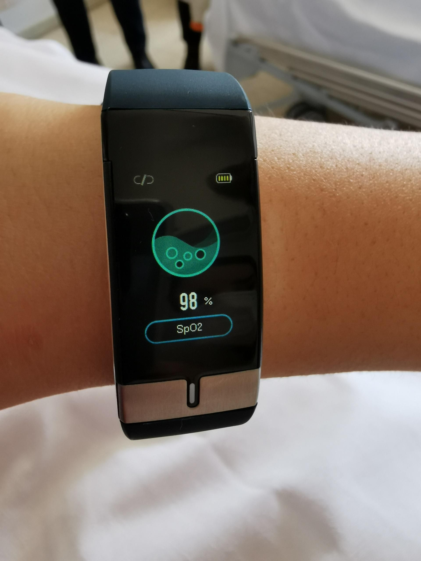 Pulsera inteligente que se colocará a cada paciente hospitalizado a su ingreso hospitalario. Se observa la medición de una de las constantes vitales: saturación de oxígeno en sangre, de vigilancia obligada en pacientes Covid.