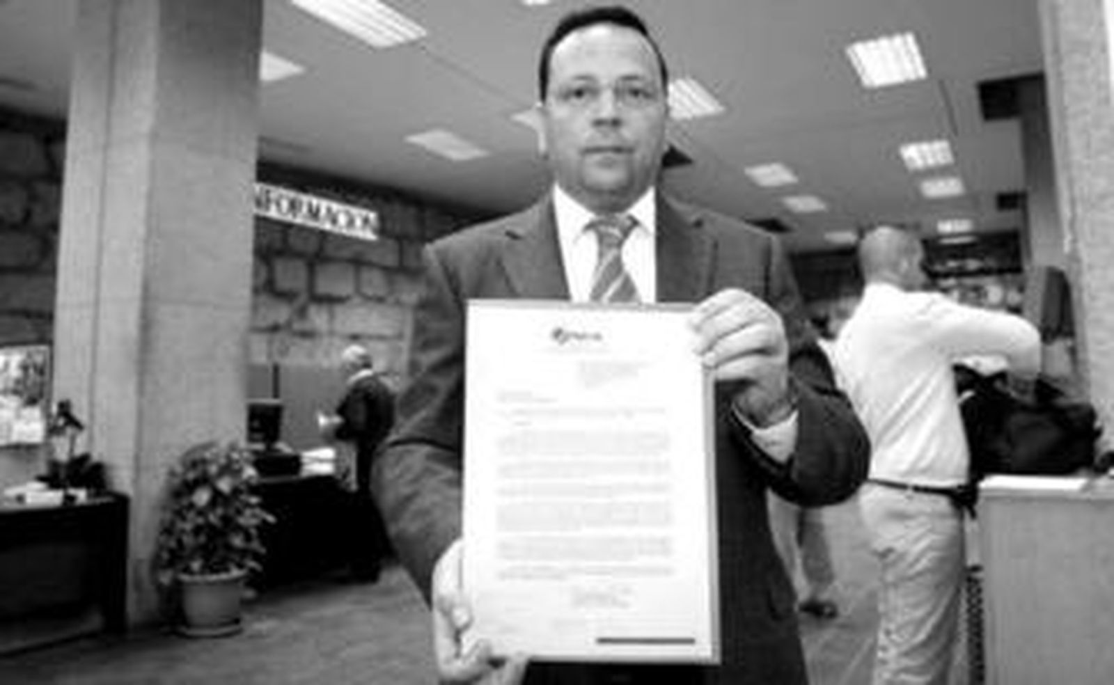 Francisco Martínez muestra ayer las propuestas de Facua.