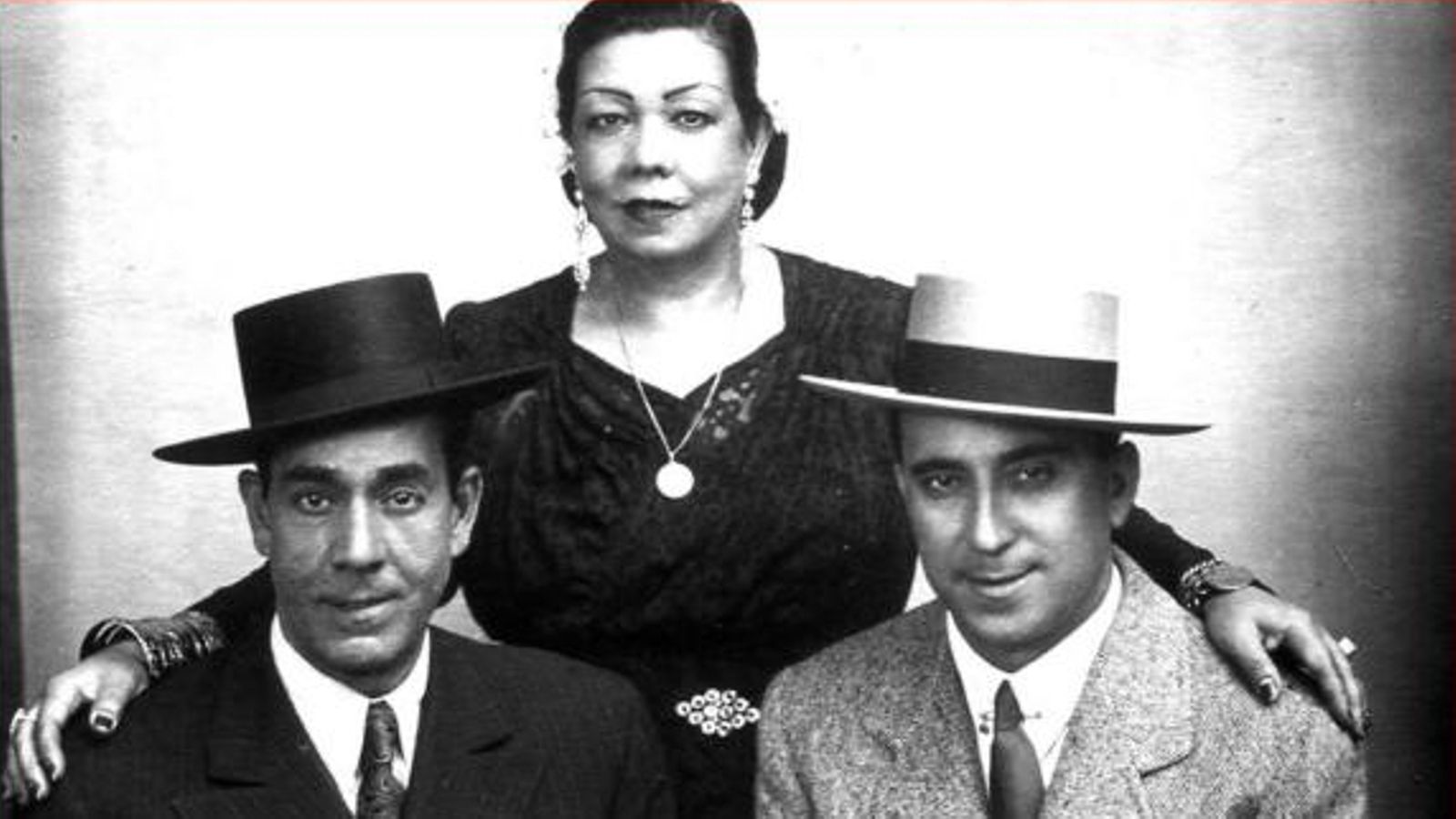 Pastora Pavón con su hermano Tomás y su marido Pepe Pinto, años 30. Pastora Pavón con su hermano Tomás y su marido Pepe Pinto, años 30.