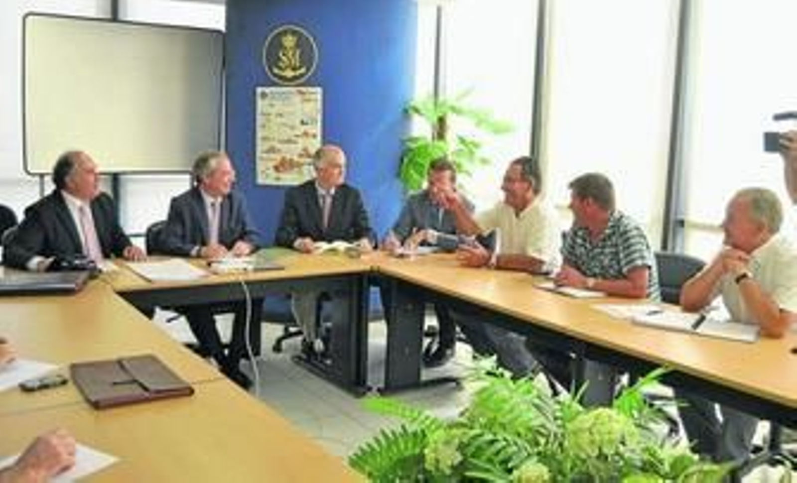 Un instante de la reunión del sector pesquero con el subdelegado del Gobierno, Javier de Torre.