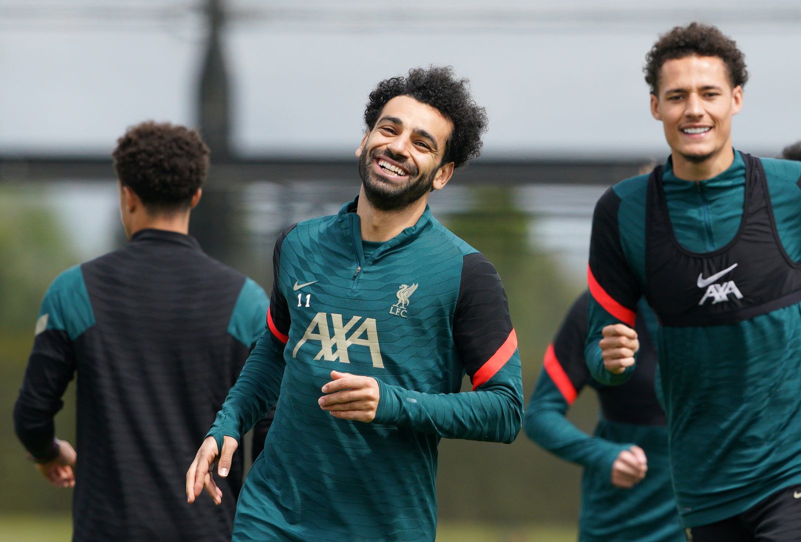 Salah sonríe durante un entrenamiento con el Liverpool.