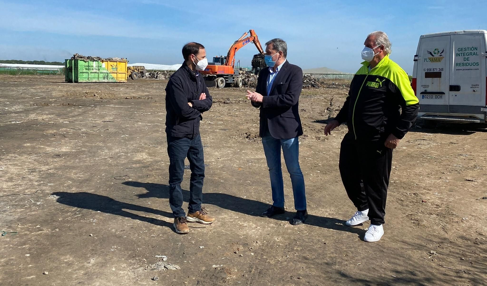 El alcalde de Sanlúcar, visitando este jueves los primeros trabajos de limpieza de la planta de residuos agrícolas de La Algaida.