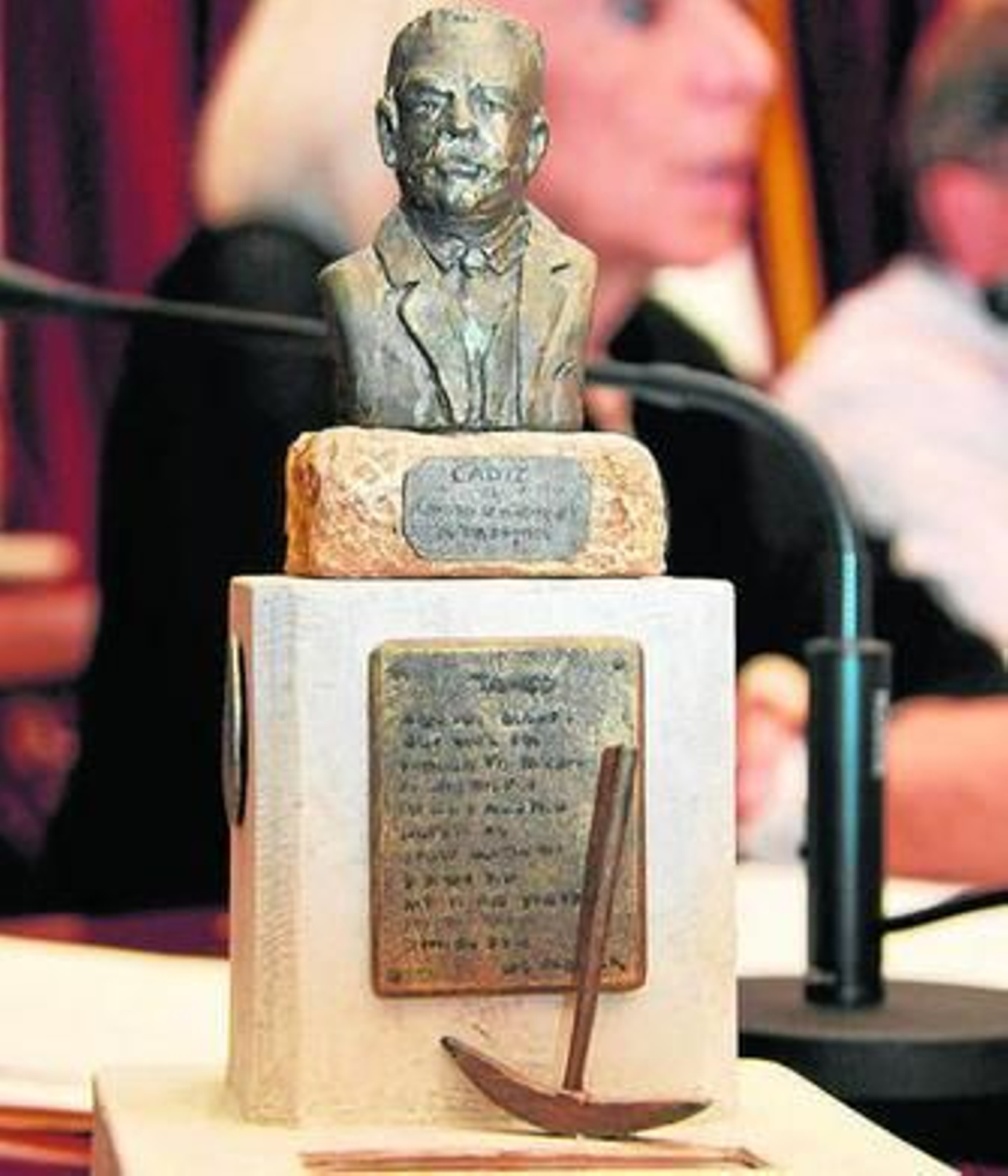 Prototipo del busto que se descubrirá esta noche.