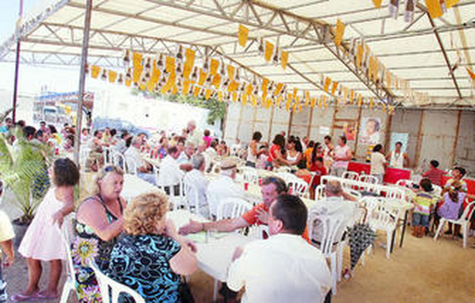 Vecinos de Cuartillo, ayer en la feria de la barriada rural.