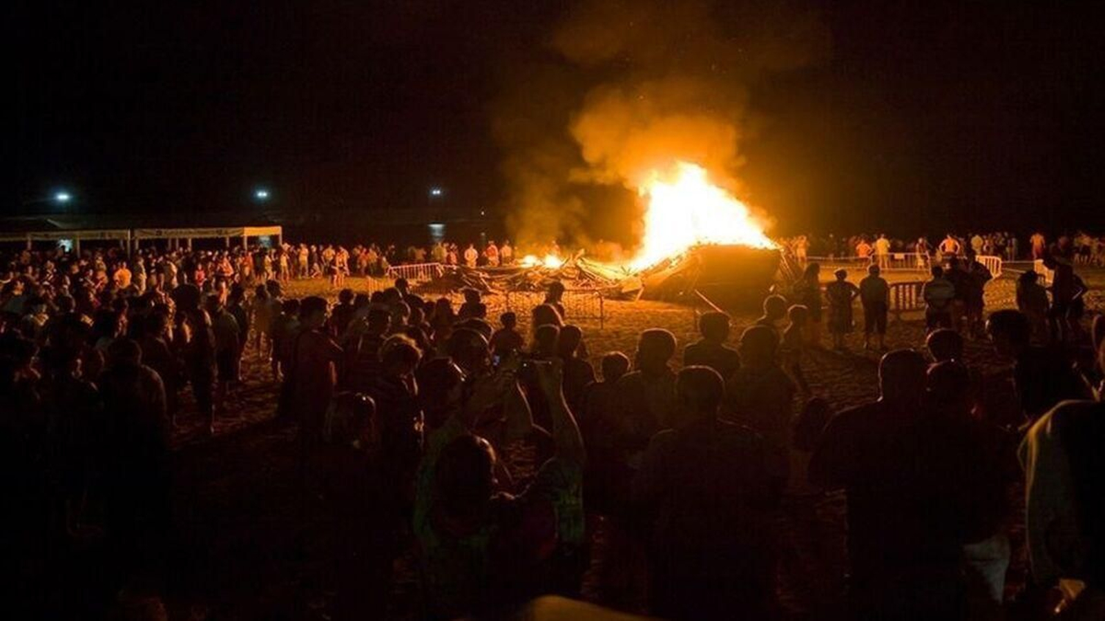 Celebración de la Noche de San Juan en una playa de El Ejido.