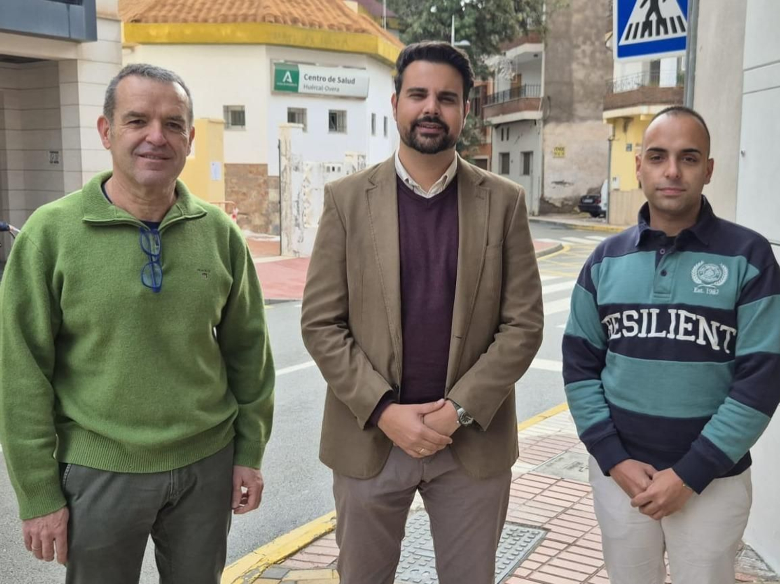 Responsables de PSOE juntao al centro de salud.