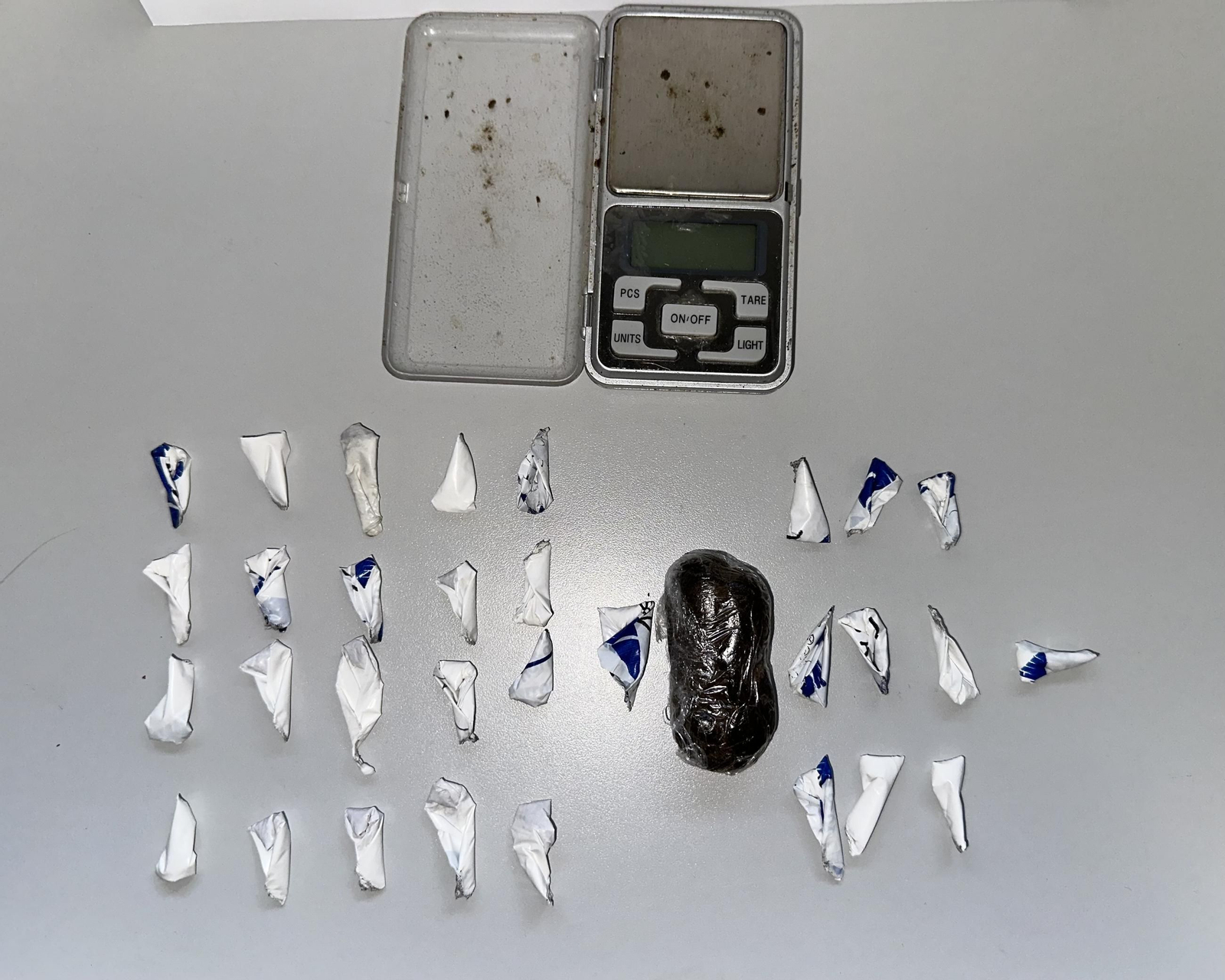 Droga y peso intervenidos por la Guardia Civil.