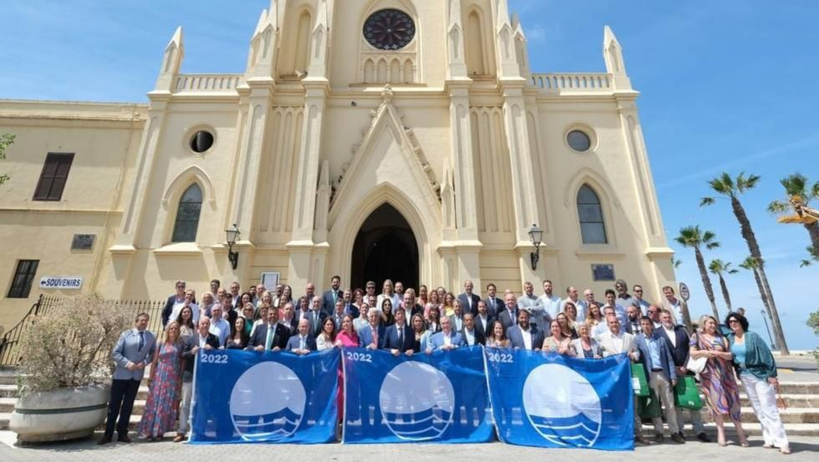 Los asistentes al acto de entrega de las Banderas Azules del litoral andaluz que se ha celebrado este lunes en Chipiona.