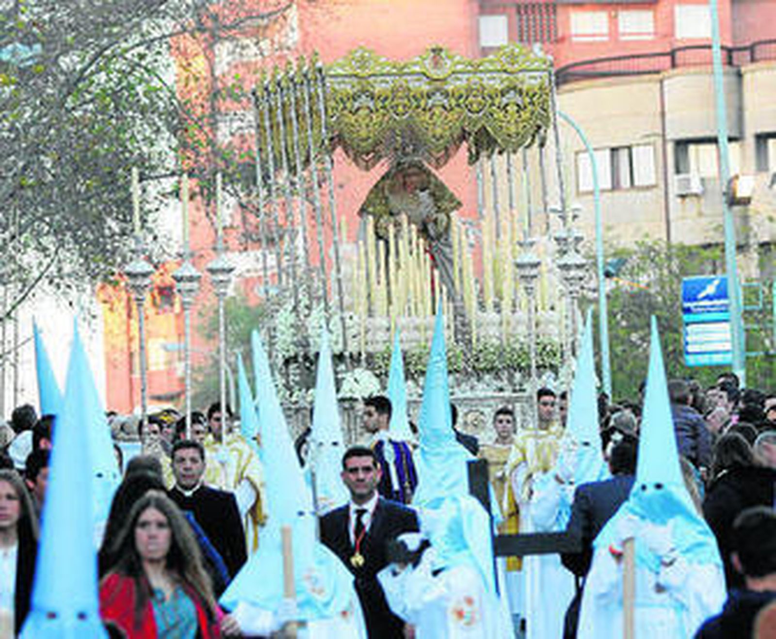 El palio blanco de la Virgen de la Paz por Cantero Cuadrado.
