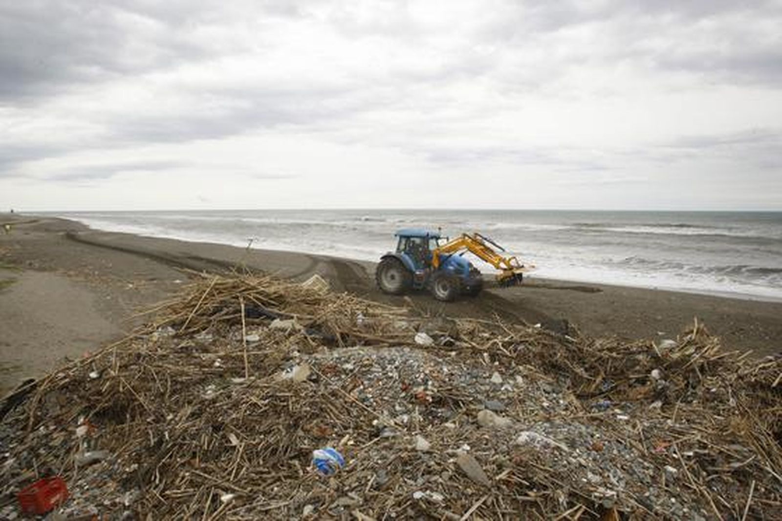 El fuerte temporal de levante ha causado numerosos daños en la zona de la costa.