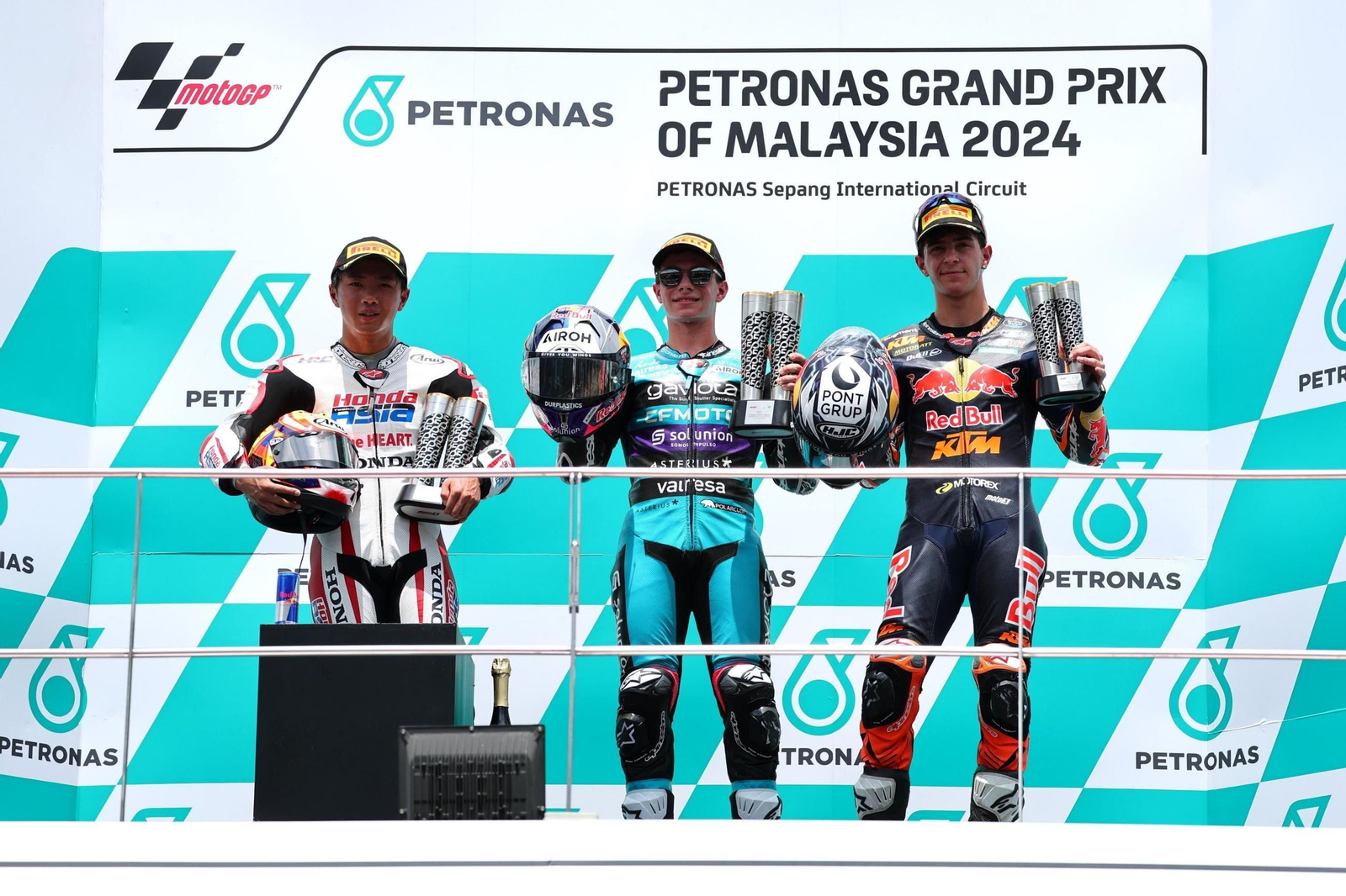 José Antonio Rueda, en el podio de Moto3 junto a David Alonso y Furosato.