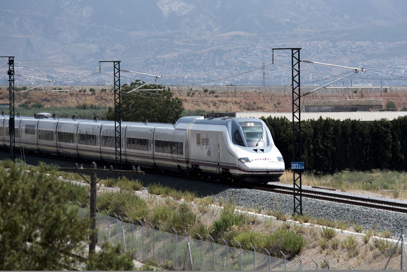 Un tren AVE en Granada