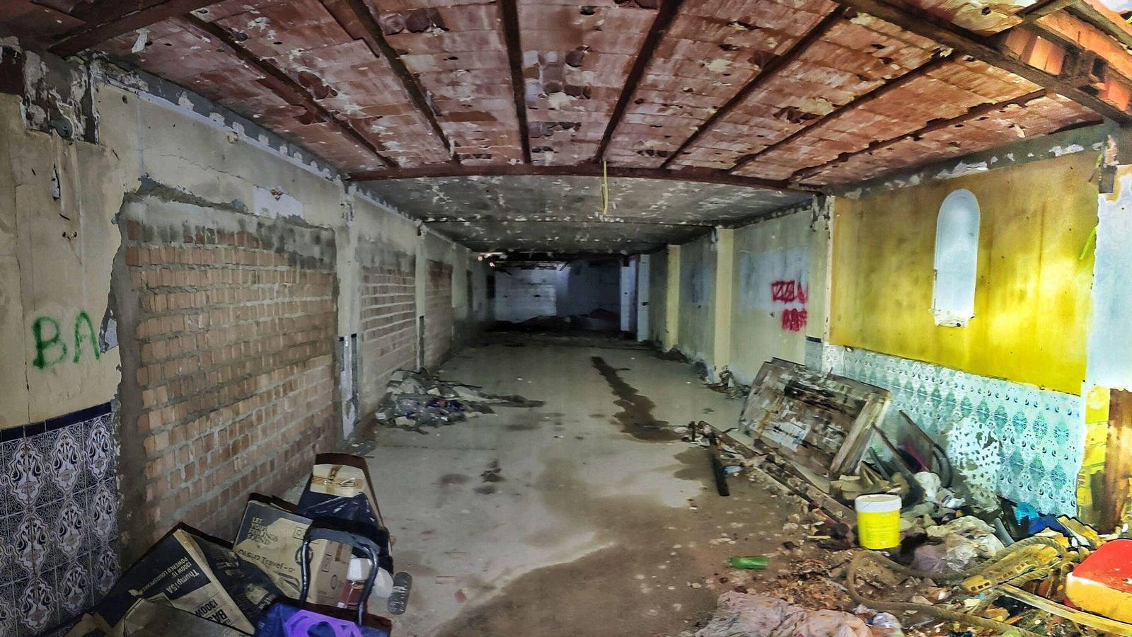 Estado actual del interior de la planta baja del edificio de dos alturas que será demolido y que ocupaba el antiguo Club Marte. Estado actual del interior de la planta baja del edificio de dos alturas que será demolido y que ocupaba el antiguo Club Marte.
