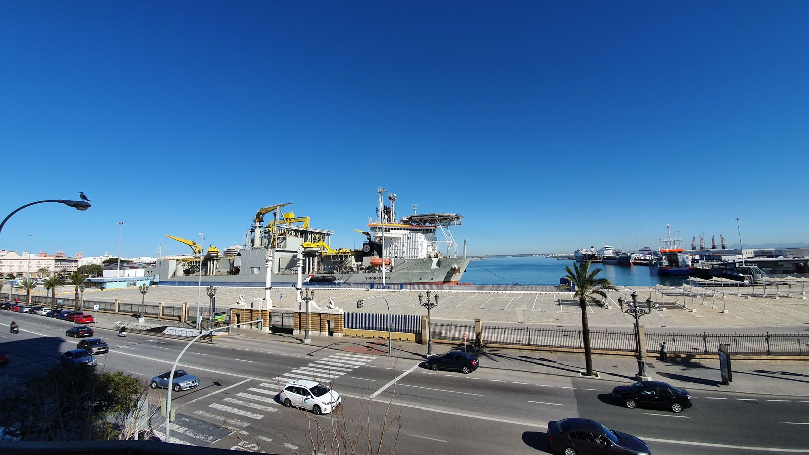 El Simon Stevin se encuentra atracado en el Muelle Ciudad de la Cádiz capital.