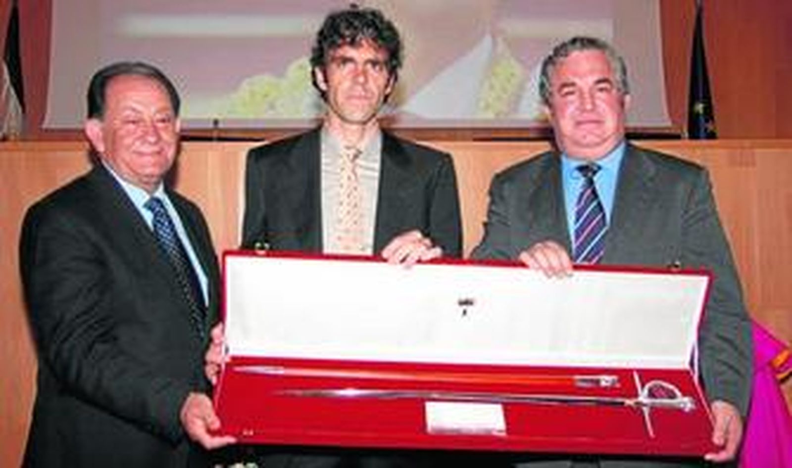 José Tomás recoge el Estoque de Plata de manos de Salvador Pendón y Jesús Mora.