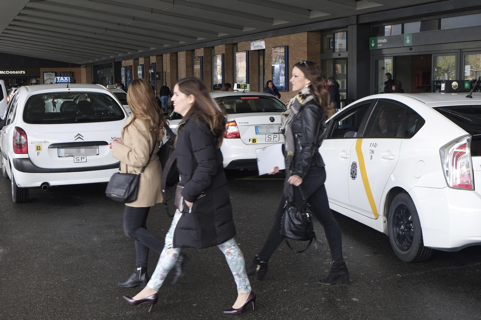 Taxis en la parada de la estación de Santa Justa, ayer por la mañana.