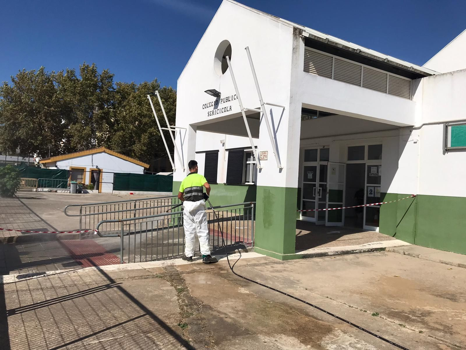 El nuevo portero del colegio Sericícola, ya en su puesto de trabajo.