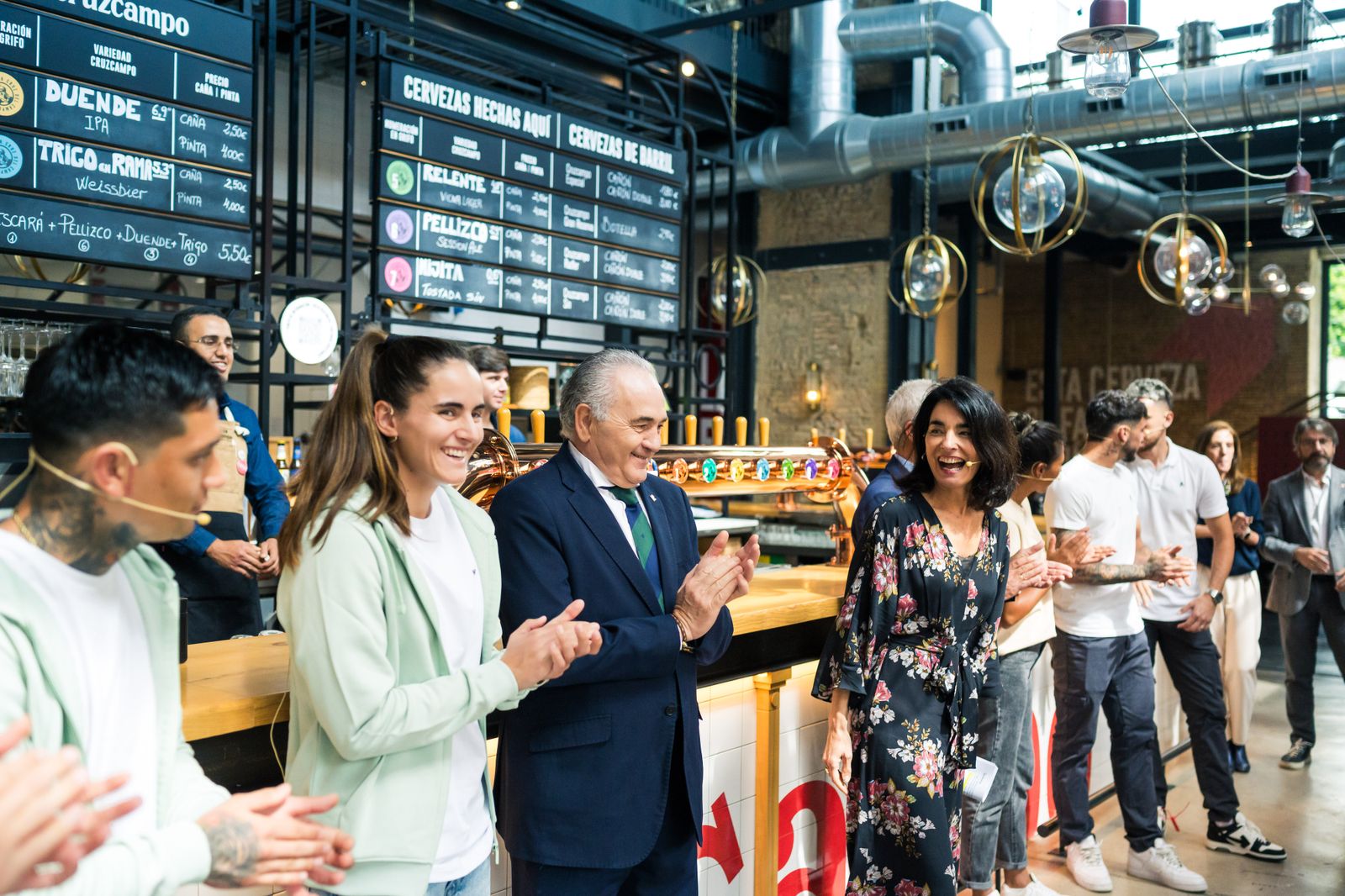 Las fotos de jugadores del Betis y del Sevilla en la Cruzcampo
