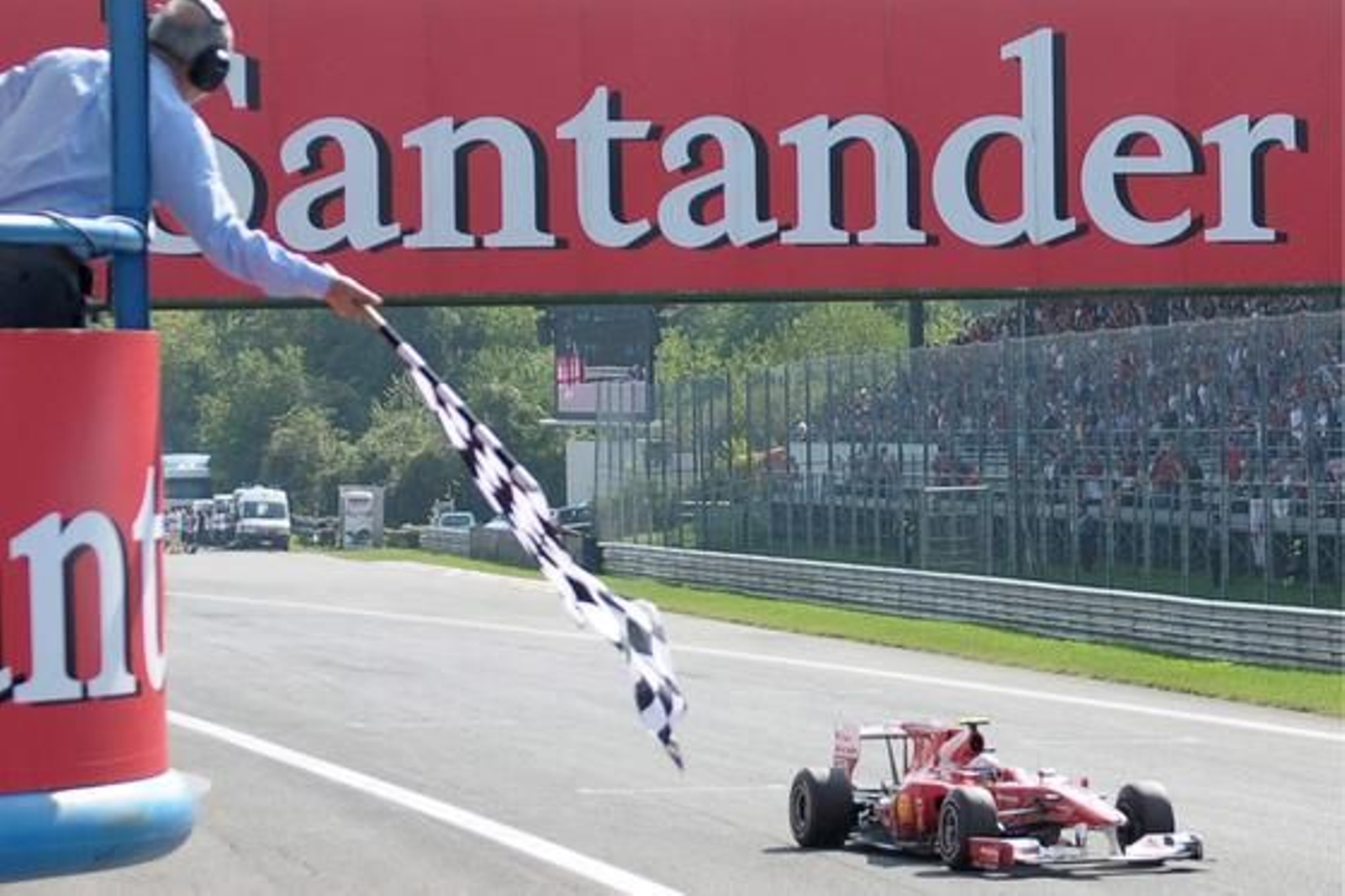 Fernando Alonso refuerza su candidatura al Mundial tras ganar en Monza. / EFE